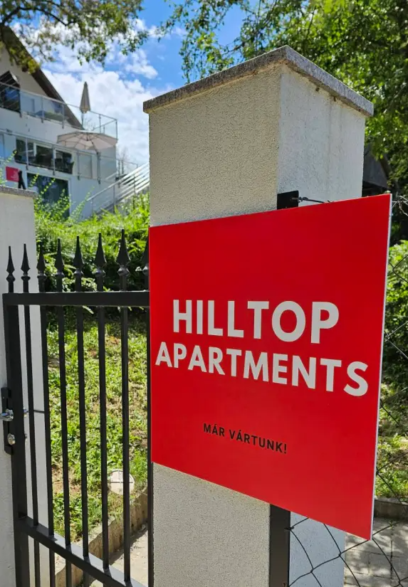 A Hilltop Apartments mindig nyitva álló kapuja