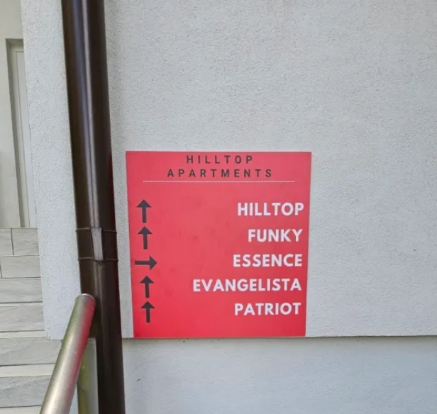 Irányjelző táblák a kertben az apartmanok felé
